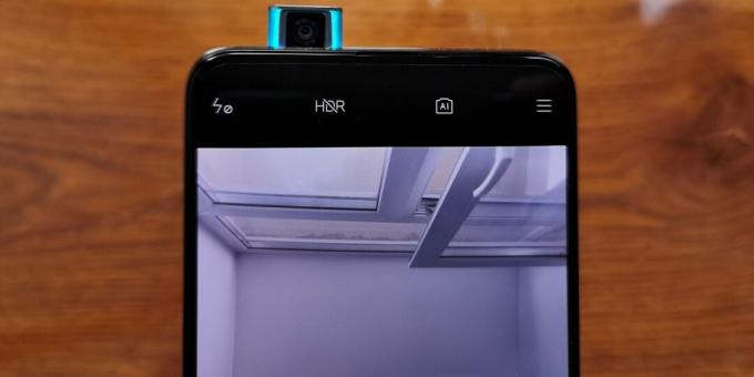 המצלמה הקדמית של Xiaomi Poco F2 Pro מוסתרת בגוף ומחליקה החוצה במידת הצורך