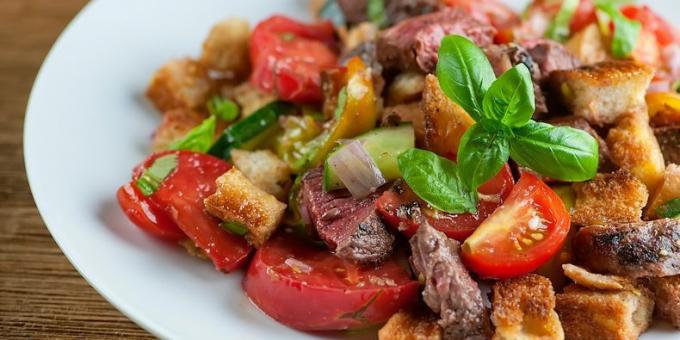 מתכון סלט עם בשר בקר, קרוטונים, עגבניות שרי ובזיליקום
