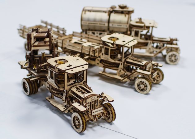 סקירת UGEARS מעצב: משאית עץ שהולך ללא סוללות