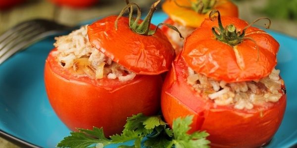 עגבניות אפויות ממולאות בשר חזיר ואורז