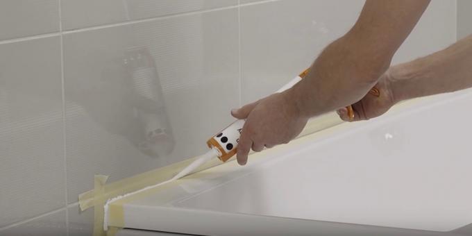 התקנת אמבטיה עם הידיים שלו: סידור התפר בצד של קונטור