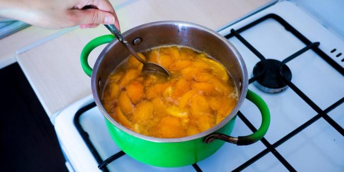 ג'אם מן משמשים ותפוזים: ומבשלים 20 דקות על אש נמוכה