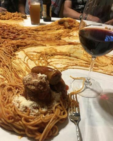 ספגטי על השולחן
