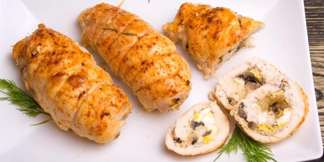 עוף מתכונים בתנור: לחמניות עוף עם פטריות וביצים