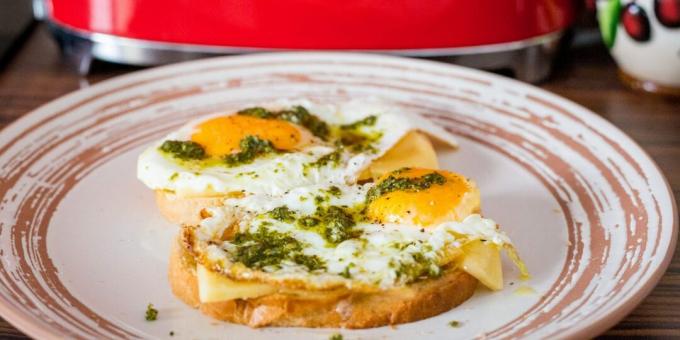 ביצים עם פסטו - ארוחת בוקר נהדרת תוך 5 דקות