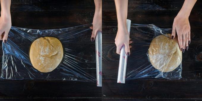 עוגת דבש עוגה: עוטף את הבצק בסרט פלסטיק 