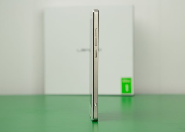 Leagoo עלית 1 מציגה מבט מהצד