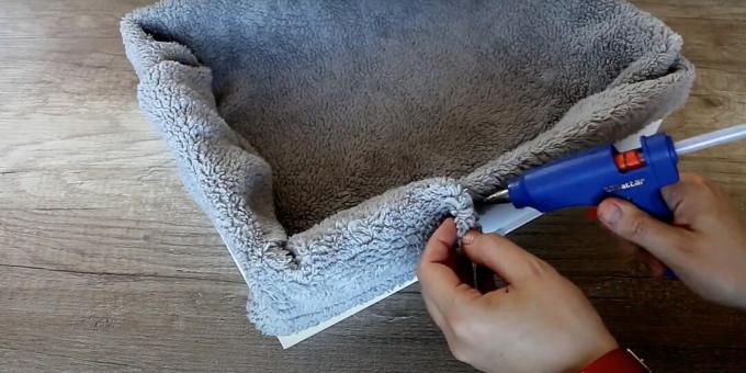איך מכינים מיטת חתול עשה זאת בעצמך: דבק את הבד