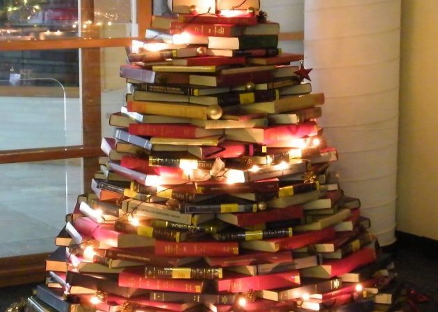 איך לקשט את הבית לקראת השנה החדשה: עץ חג המולד מן הספרים