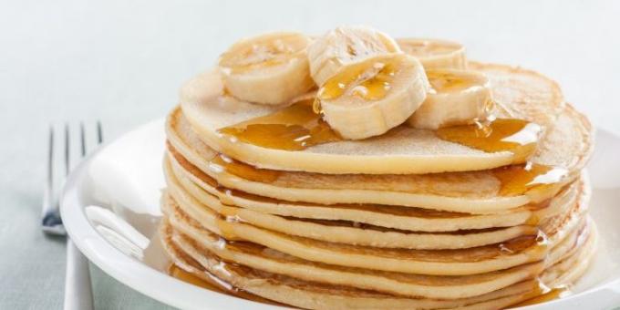מה לבשל לארוחת בוקר: הפנקייק האמריקאי עם דבש ובננות