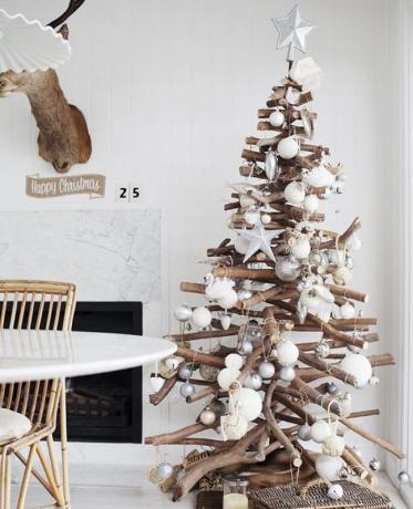 איך לקשט את הבית לקראת השנה החדשה: עץ חג המולד עשוי מקלות