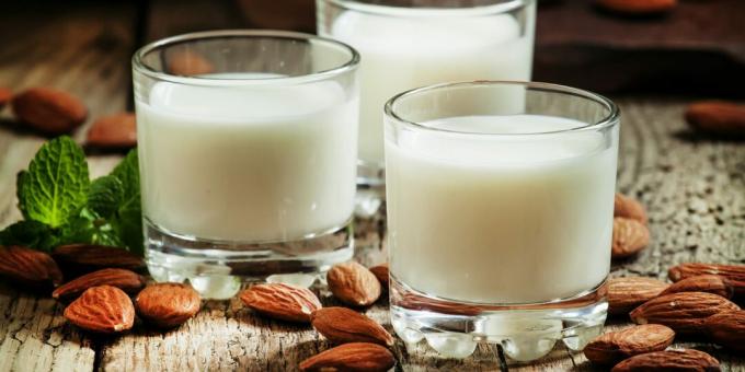 משקאות בריאים לפני השינה: חלב שקדים