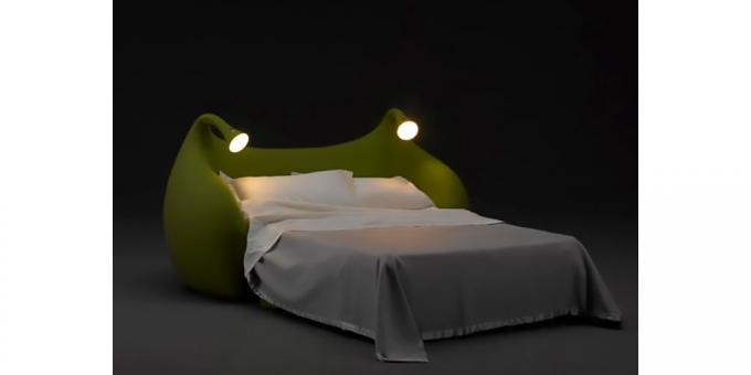 במיטה עם מנורות קריאה