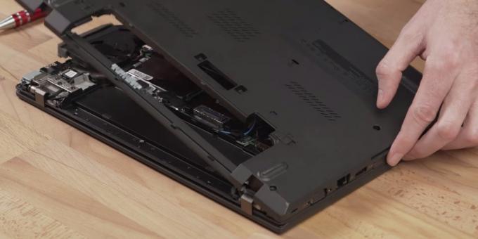 כיצד לחבר SSD למחשב נייד: הסר את הכיסוי