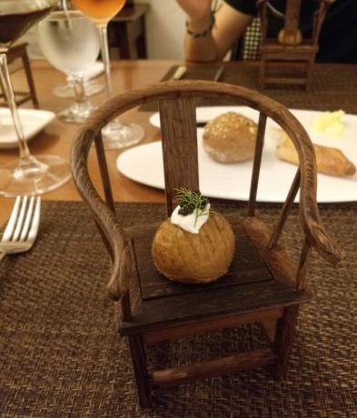 הגשת תפוחי אדמה על כסא מוגבה