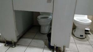 15 עיצובים נוראיים בשירותים בברים ובבתי ספר