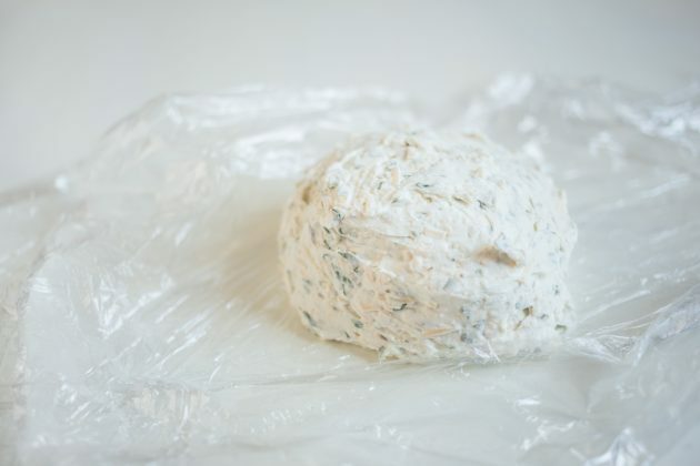 חטיף גבינה: מעצבים את התערובת לכדור