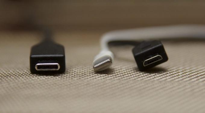 משמאל לימין: USB מסוג C, ברק, מיקרו USB
