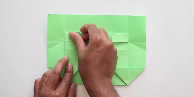 מעטפה עם הידיים ללא דבק: לכופף את הנייר הקדמי