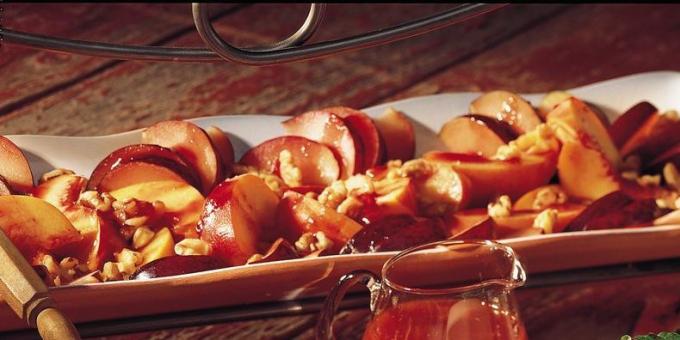 סלט פירות של אפרסקים ושזיפים עם רוטב אגוזים פטל