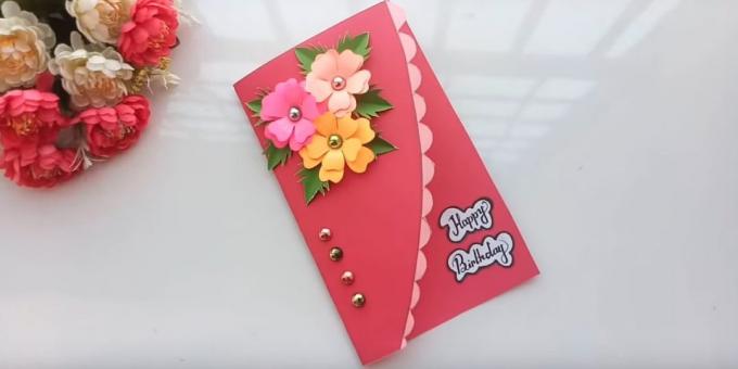 כיצד להפוך את כרטיס עם פרחי יום הולדת עם ידיו