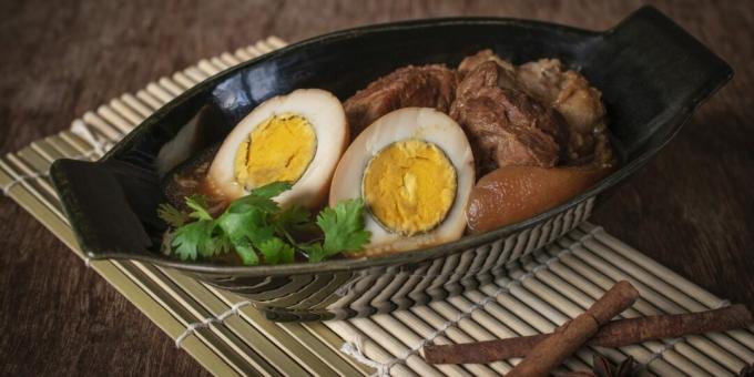בשר חזיר חריף עם ביצים בסגנון תאילנדי