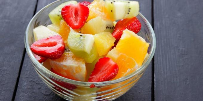 סלט פירות עם תותים ורוטב ליים