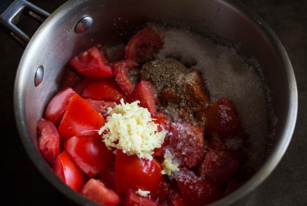 ריבת עגבניות: מניחים את החומרים בסיר