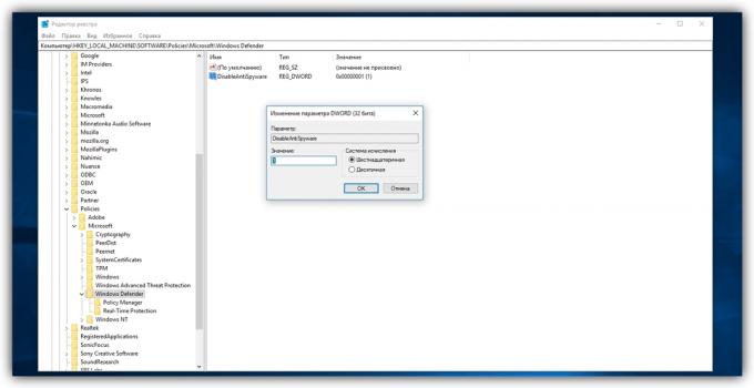 כיצד להפוך את Windows Defender 10 ו 8: בחלונית הימנית, לחץ לחיצה כפולה על פרמטר DisableAntiSpyware, לשנות את הערך ל 1 ולחץ על אישור.