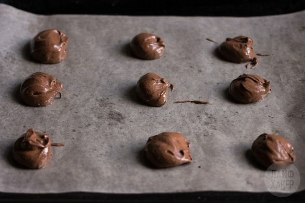 עוגיות שוקולד צ'יפס ללא קמח: מרפדים את הבצק על גבי הקלף