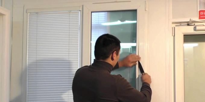 כיצד להתאים את חלון פלסטיק זיגוג ירי חרוז