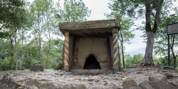 אטרקציות של Gelendzhik: Pshad dolmens וחוות Dolmen