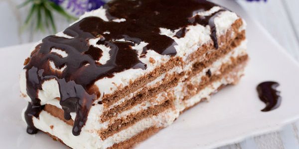 מאפה עוגה עם קצפת וציפוי שוקולד