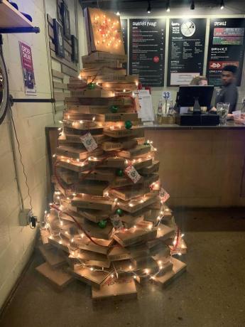 עץ חג המולד עשוי מקופסאות פיצה