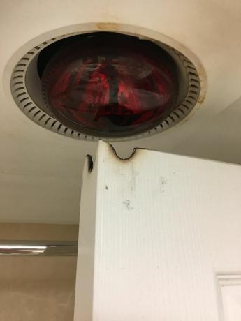 מנורה מסוכנת בחדר האמבטיה