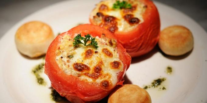 עגבניות ממולאות עם גבינה ומקלות סרטנים