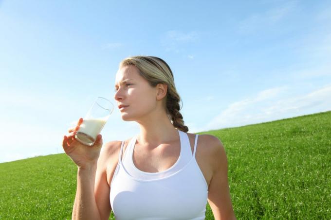 למה חלב משקה: שינה טובה לעור יפה