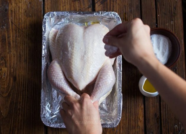 עוף תנור בלימון: משפשפים את העוף בשמן זית ומלח