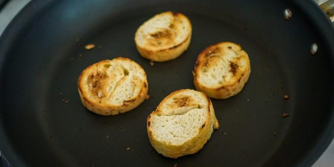איך להכין מרק בצל צרפתי: פרוסות לחם יבשות