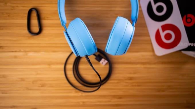 סקירה כללית של Beats Solo החדש Pro: איך בעצם להפעיל את האוזניות עם ביטול רעשים אקטיבי ועיצוב מגניב