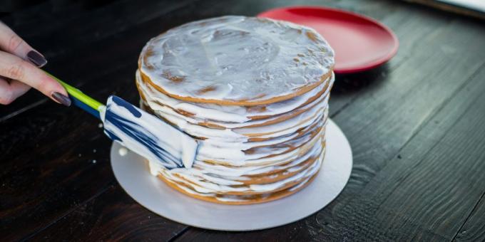 עוגה "עוגת דבש": להחיל את הקרם בצידי העוגה