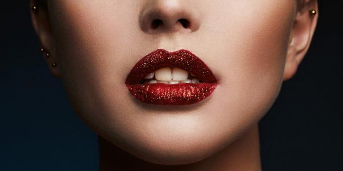 איפור שפתיים נצנצים: השתמש בשפתון עם גימור דביק
