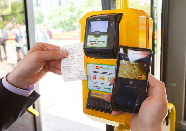 חכם תשלום עם תשלום NFC נוח באמצעות כרטיס פלסטיק עם NFC