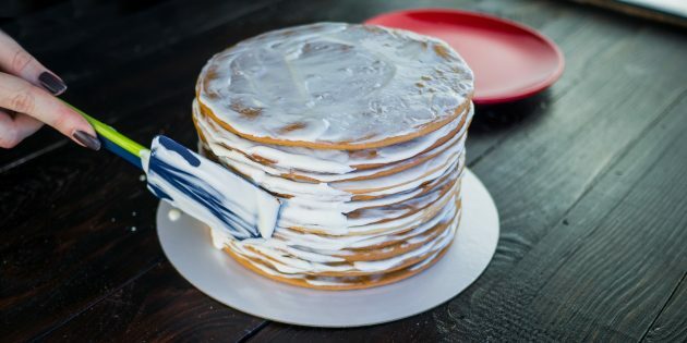 מתכון קלאסי של מדוביק: מורחים קרם על דפנות העוגה