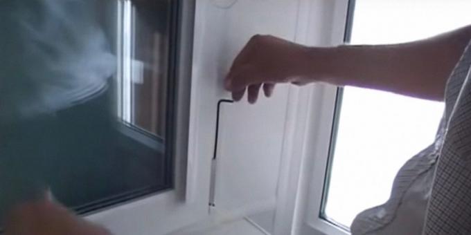 איך להרים את החלק התחתון של החלון