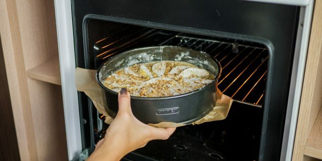 פאי עם אגסים ואגוזים: אופים בתנור שחומם מראש ל -180 מעלות צלזיוס למשך 25 עד 50 דקות