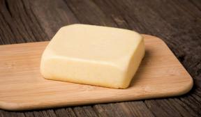 גבינה ביתית עשויה גבינת קוטג 'וחלב