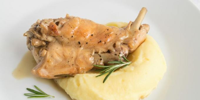 איך לבשל ארנב בתנור עם בצל, סאצבלי ושמנת חמוצה