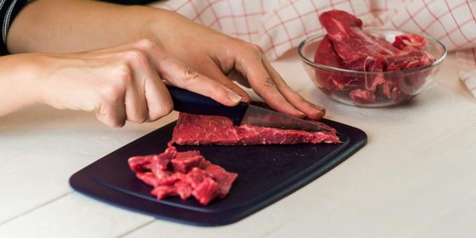 לחתוך בשר לפרוסות דקות