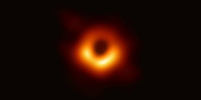 תצלום ראשון של חור שחור